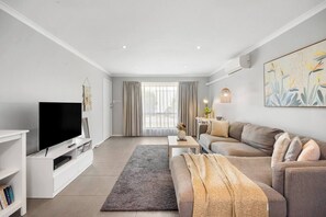 Living area - Brighton Escape Seaside Living near Dining and Jetty (Brighton)