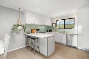 Fridge, microwave, oven, stovetop - Brighton Escape Seaside Living near Dining and Jetty (Brighton)