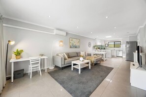 Living area - Brighton Escape Seaside Living near Dining and Jetty (Brighton)