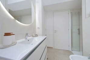 Shower, bidet, towels - Nancy Bleisure Suite by Domus&Dimore (Rome)
