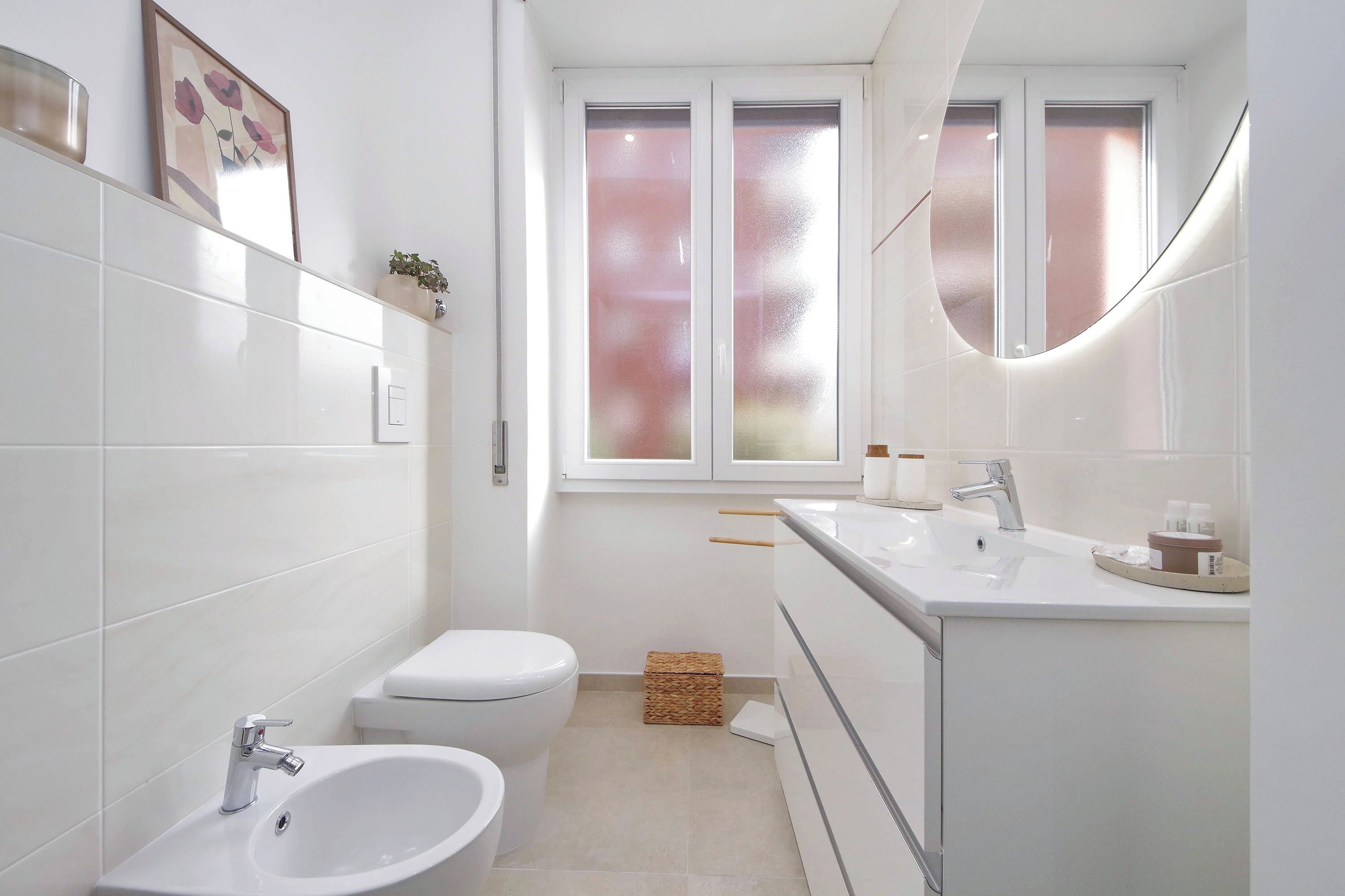 Shower, bidet, towels