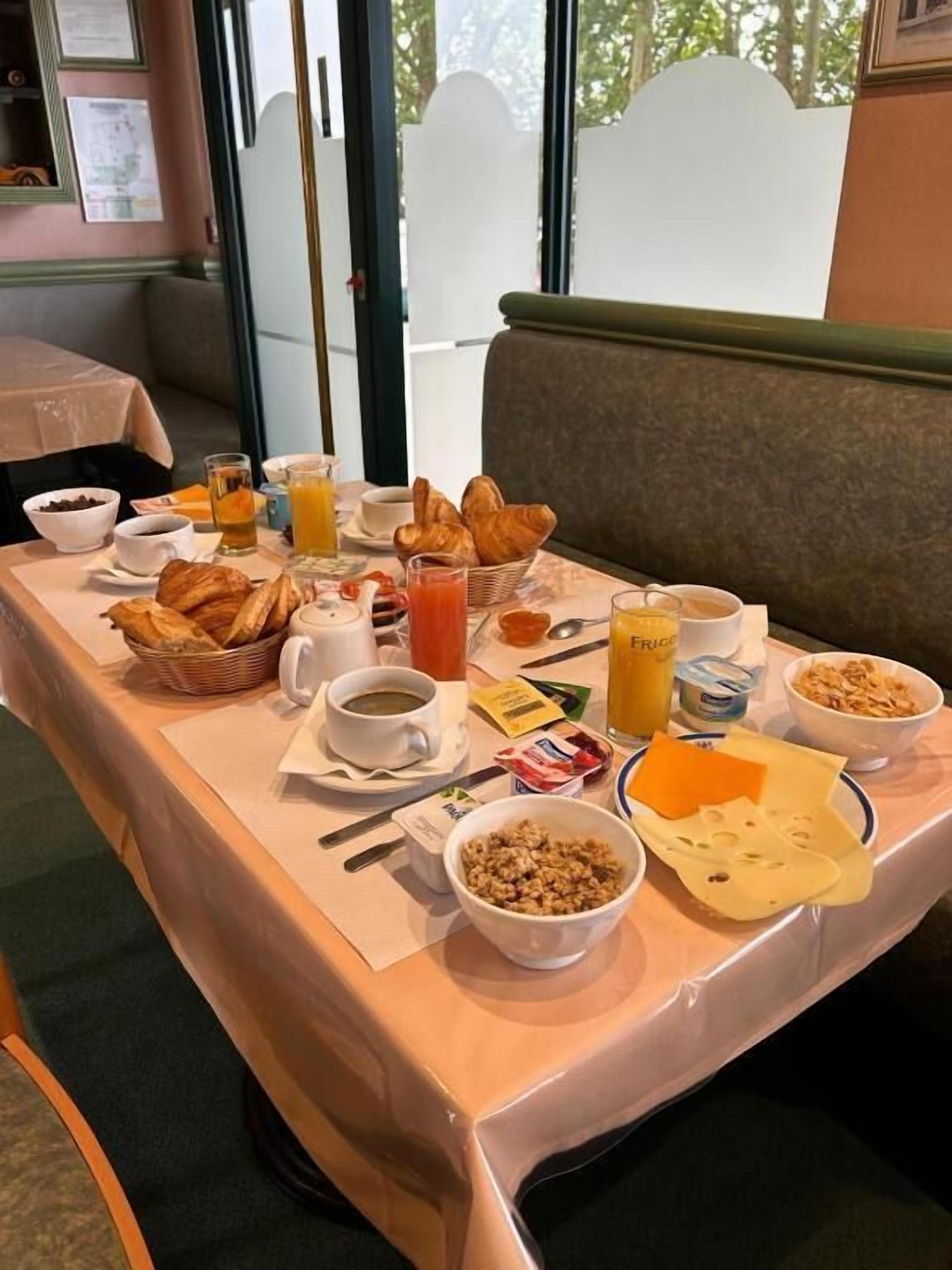 Café da manhã com buffet todos os dias (EUR 9.50 por pessoa) 