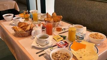 Café da manhã com buffet todos os dias (EUR 9.50 por pessoa)