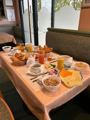 Daily buffet breakfast (EUR 9.50 per person) - Hôtel de Flandre (Compiègne)