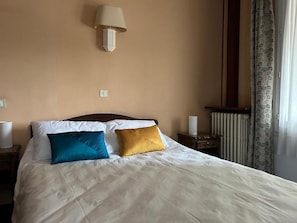 Double Room | Iron/ironing board, free WiFi - Hôtel de Flandre (Compiègne)