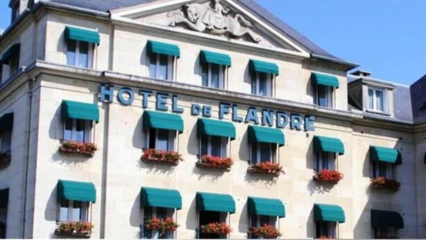 Hotellin julkisivussa näkyy selvästi nimi ”HOTEL DE FLANDRE”.