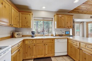 Geladeira, micro-ondas, cooktop, lava-louças