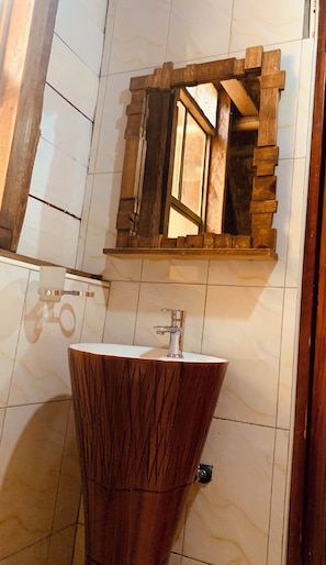 Twin Room, Lake View | Bathroom | Shower, towels, soap, shampoo - Bugoma Palms Resort Beach and Hotel (Bugala Island)