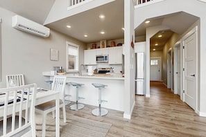 Dining - Hot Tub & Mtn Views: Lummi Island Home Near Beach (Lummi Island)