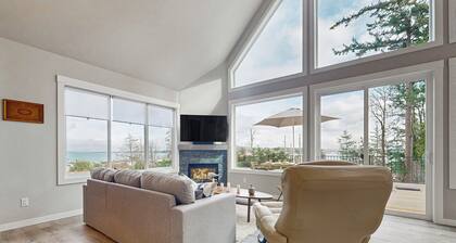 Hot Tub & Mtn Views: Lummi Island Home Near Beach
