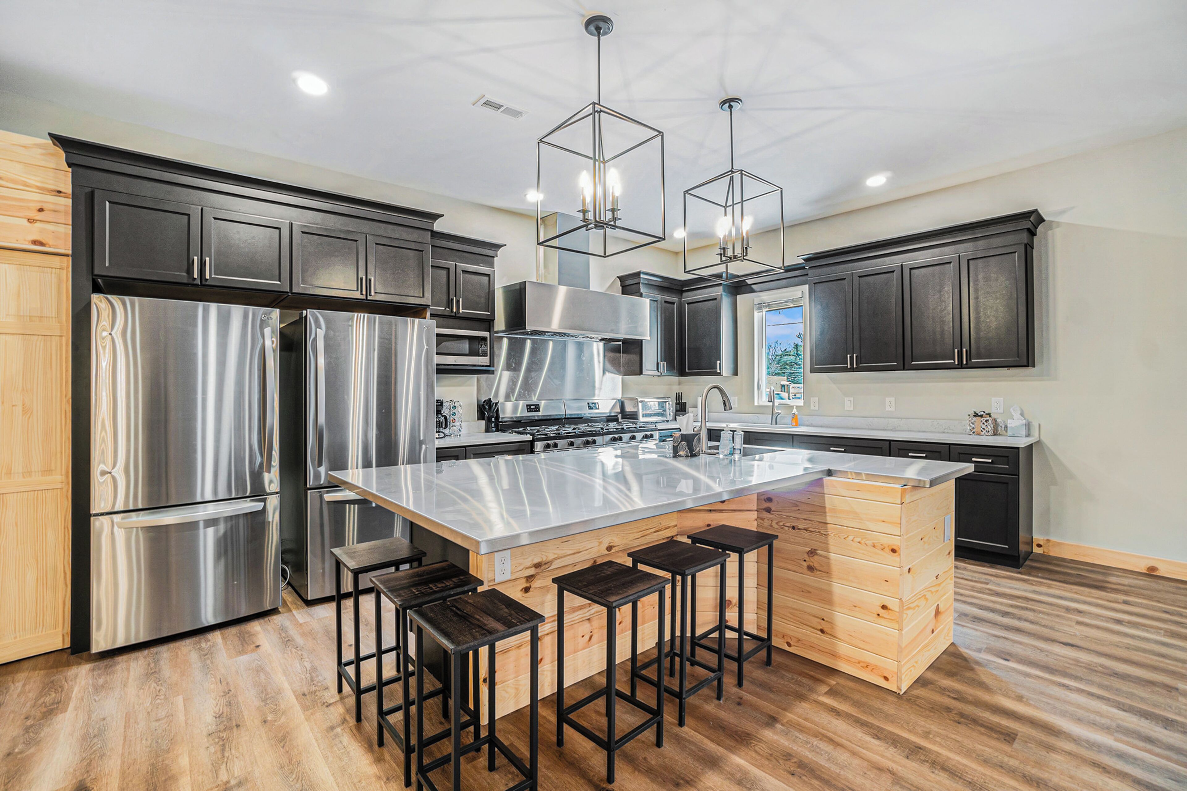 Frigorifero, microonde, piano cottura, lavastoviglie