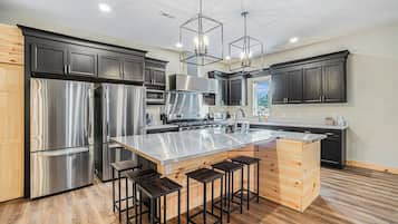 Frigorifero, microonde, piano cottura, lavastoviglie