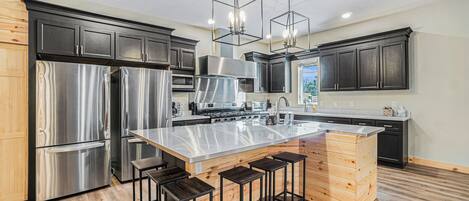 Fridge, microwave, stovetop, dishwasher