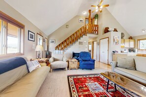 Televisión, chimenea, reproductor de DVD y estéreo 