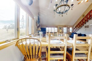 Dining - Panoramic Views! 'The Cozy Fox Cabin' in Livermore (Livermore)