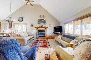TV, fireplace, video games, DVD player - Panoramic Views! 'The Cozy Fox Cabin' in Livermore (Livermore)