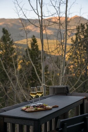 Outdoor dining - Luxe Mtn Cabin | Hot Tub, Sauna, Stargazing Dome (Bailey)