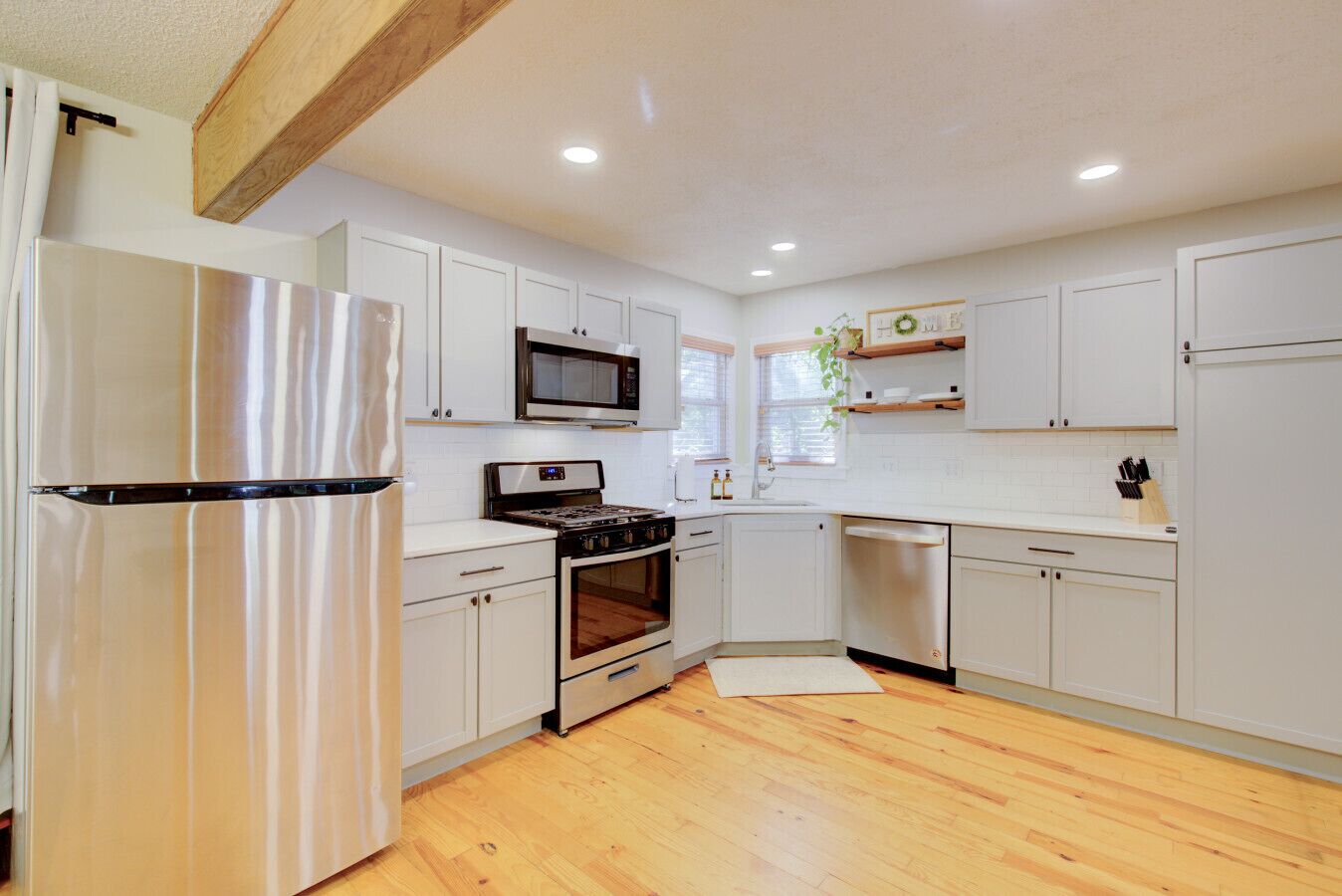 Frigorífico, microondas, horno y placa de cocina