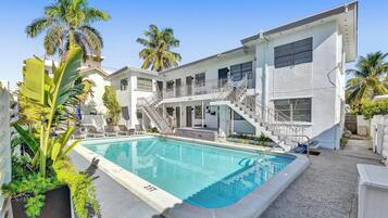 Appartement Familial, vue piscine | Vue sur la cour