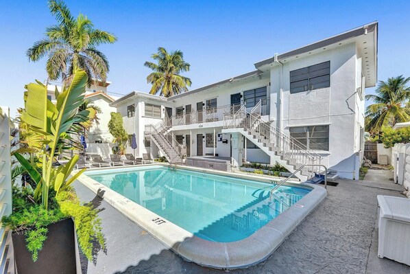 Appartement Familial, vue piscine | Vue sur la cour