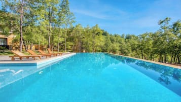 Una piscina al aire libre de temporada