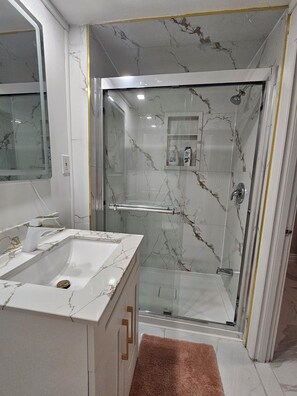 Regadera, secadora de cabello, toallas, jabón 