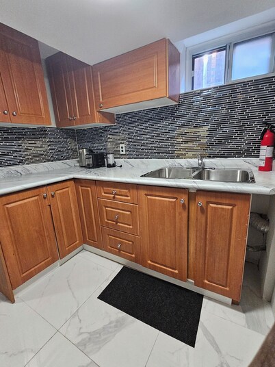 Private Bedroom, Bath, Kitchen,Livingroom Basement Near Airport & Humber College