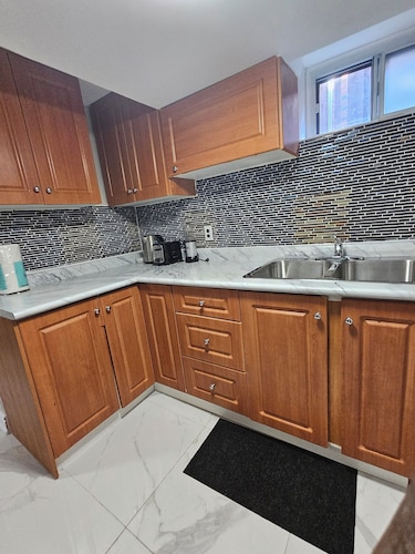 Private Bedroom, Bath, Kitchen,Livingroom Basement Near Airport & Humber College