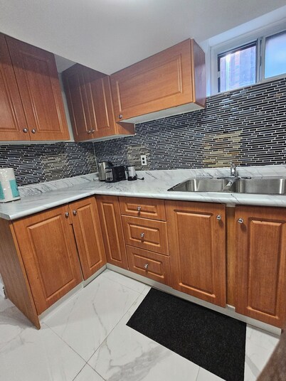 Private Bedroom, Bath, Kitchen,Livingroom Basement Near Airport & Humber College