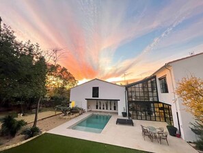 Una piscina al aire libre