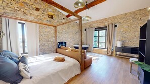 6 slaapkamers, een strijkplank/strijkijzer, wifi, beddengoed