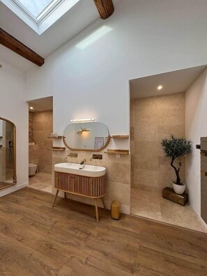 Een douche, toiletpapier