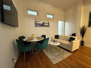 Dining - Charming 2-bedroom apartment with AC in vibrant New York (New York)