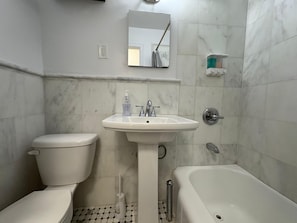 Hair dryer, towels, soap, toilet paper - Charming 2-bedroom apartment with AC in vibrant New York (New York)