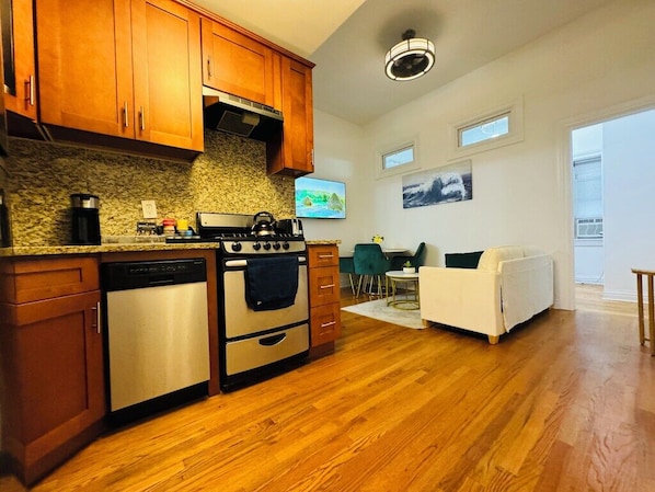 Interior - Charming 2-bedroom apartment with AC in vibrant New York (New York)