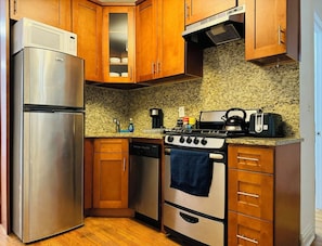 Private kitchen - Charming 2-bedroom apartment with AC in vibrant New York (New York)