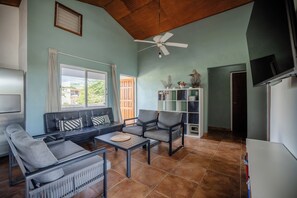 Smart TV, books - 3BR Peaceful Aruba Stay • Near Mangel Halto Beach (Savaneta)