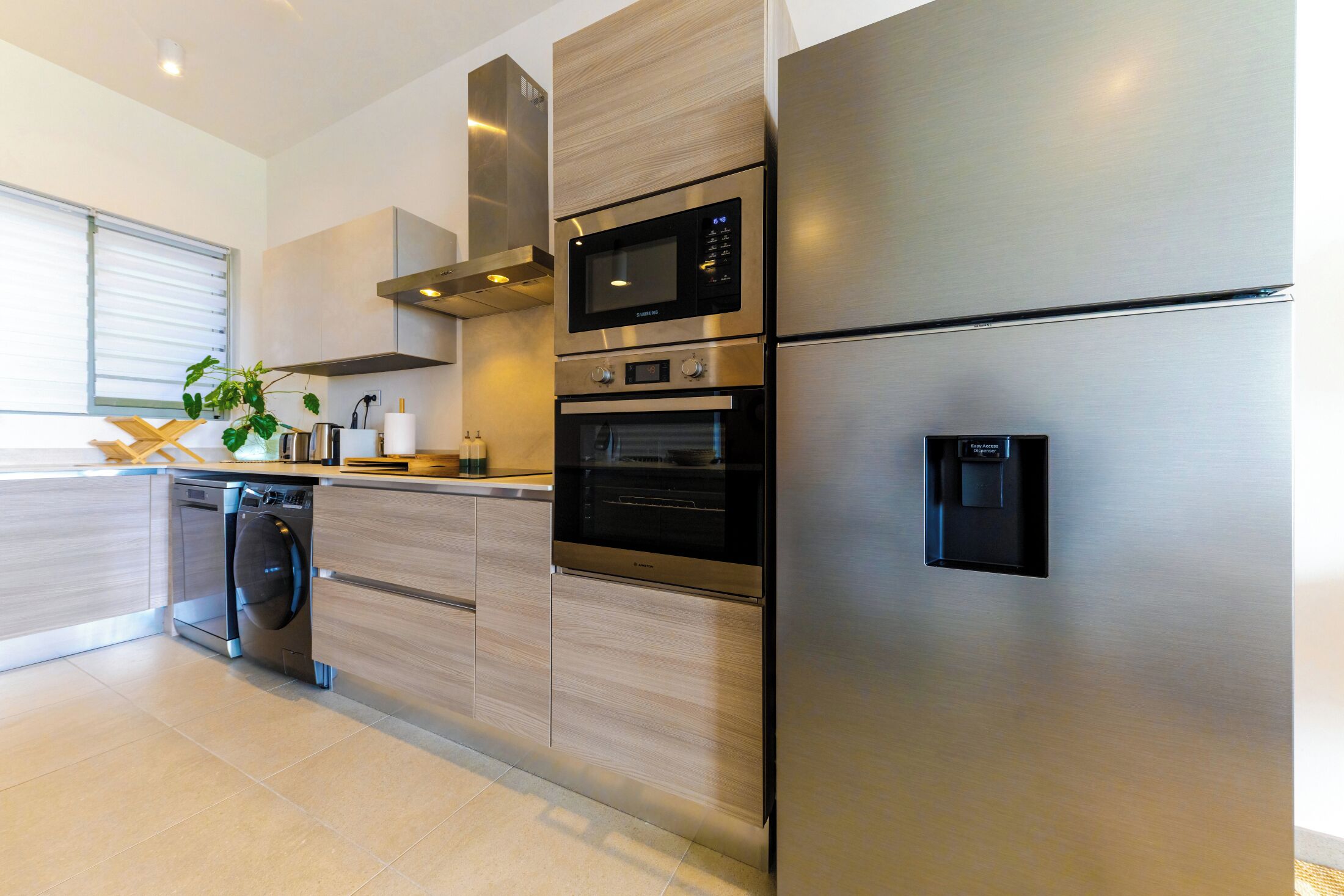 Een koelkast, een magnetron, een oven, een kookplaat