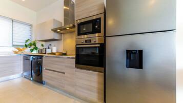 Een koelkast, een magnetron, een oven, een kookplaat