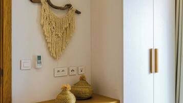 Een bureau, een strijkplank/strijkijzer, gratis wifi, beddengoed