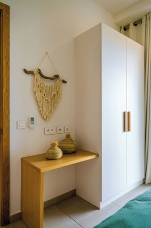 Een bureau, een strijkplank/strijkijzer, gratis wifi, beddengoed