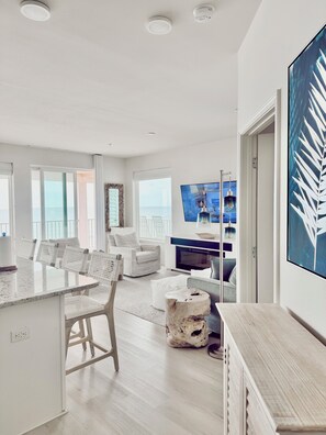 Smart TV, fireplace - CORNER UNIT•GULF-FRONT•NEW BUILD 2023•NEVER BEFORE RENTED•POOL /HOT TUB (Gulf Shores)