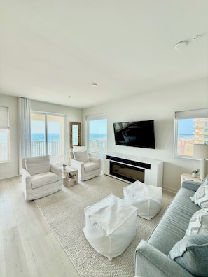 Smart TV, fireplace - CORNER UNIT•GULF-FRONT•NEW BUILD 2023•NEVER BEFORE RENTED•POOL /HOT TUB (Gulf Shores)