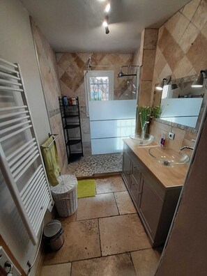 Douche, sèche-cheveux, shampoing, papier toilette