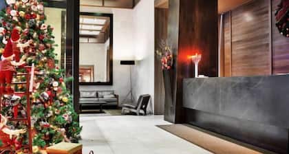 Bright 1BR at Rector Place with Pool