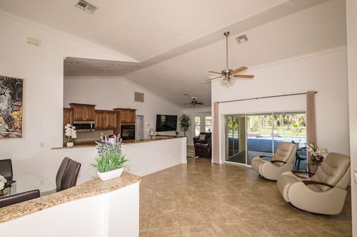 Private Getaway - Heated Pool+ Hot Tub + 3BR/3BA Home