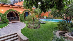 A courtyard with a swimming pool, steps leading to an entrance, and a small tree. - Casita Escondida - charming new studio casita for 1 in central Ajijic (Ajijic)