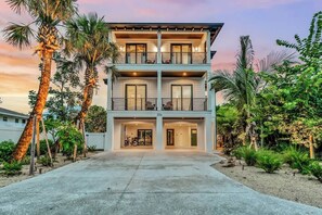 Exterior - New-Luxury Lido Estate-Pool-Rooftop-Steps to Beach (Sarasota)