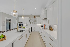 Fridge, microwave, oven, stovetop - New-Luxury Lido Estate-Pool-Rooftop-Steps to Beach (Sarasota)