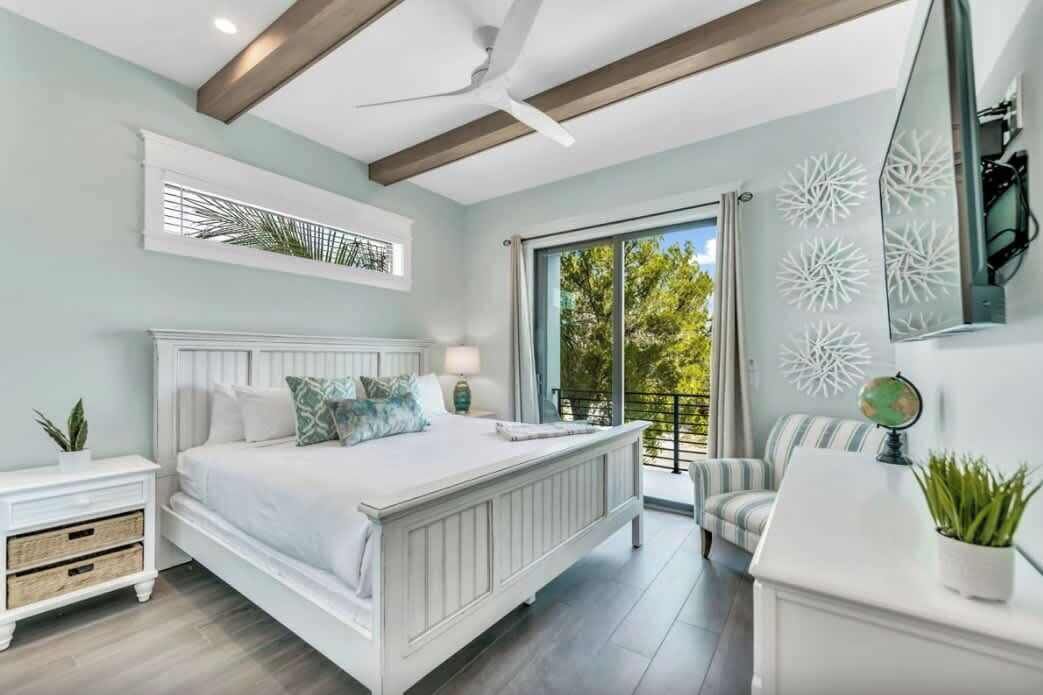 Escritorio, tabla de planchar con plancha, wifi y ropa de cama 